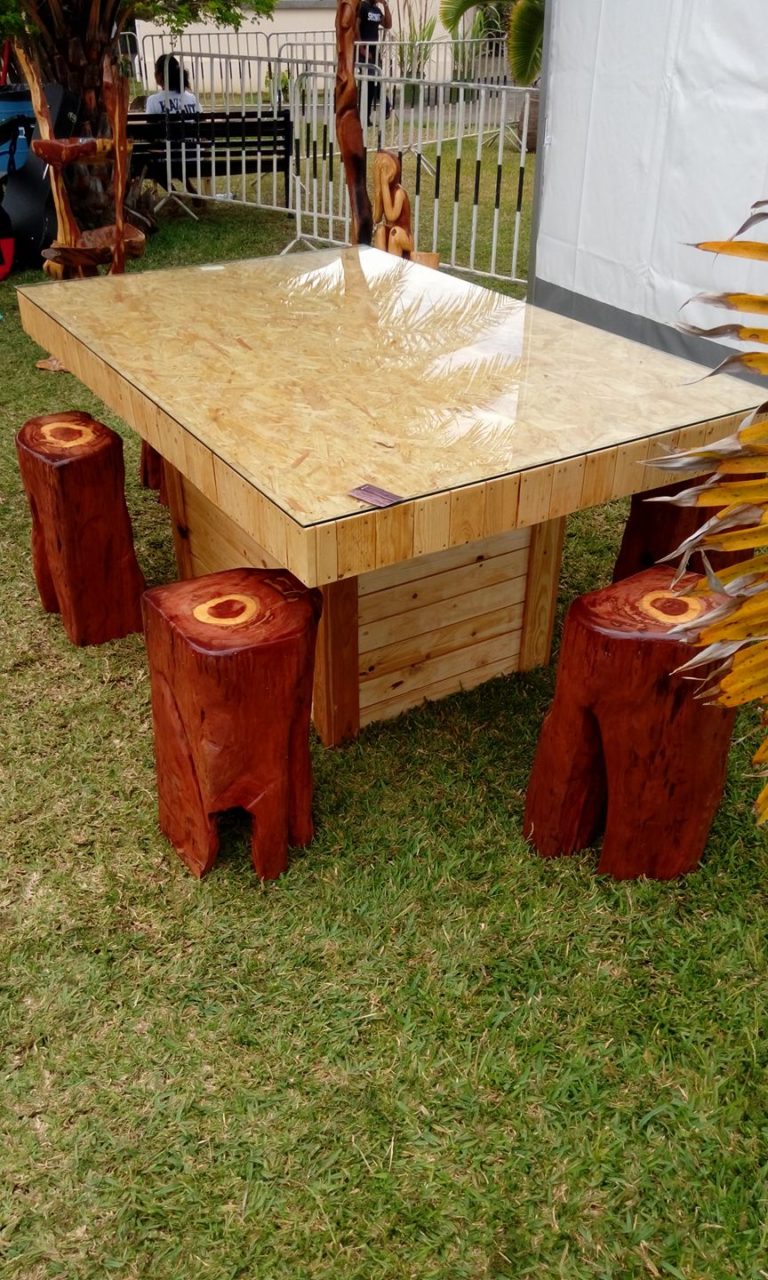 table en palette et tabourets en eucalyptus
