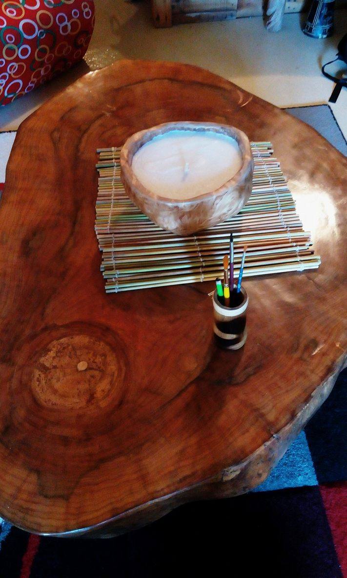 Lire la suite à propos de l’article Table basse, set en tige de canne, pot à crayon en bambou et bougie