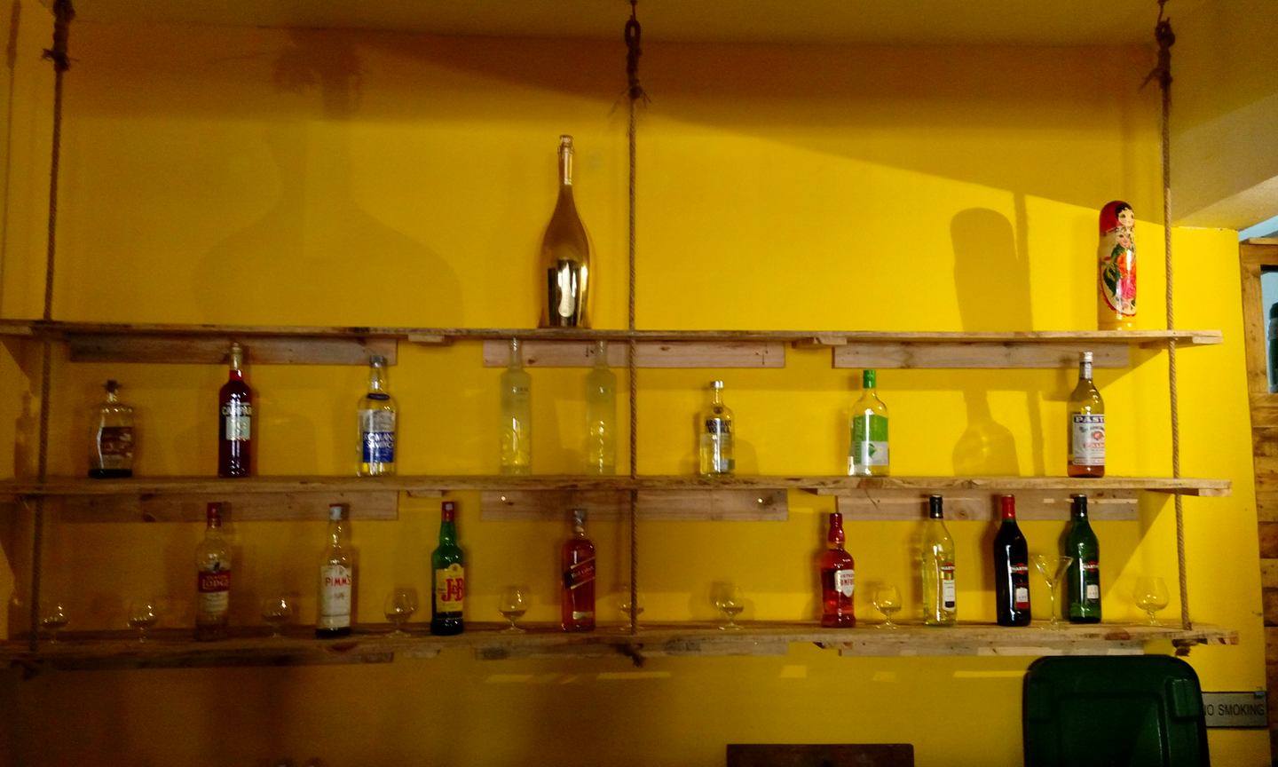 You are currently viewing Bar balancoire suspendu avec des cordages marins