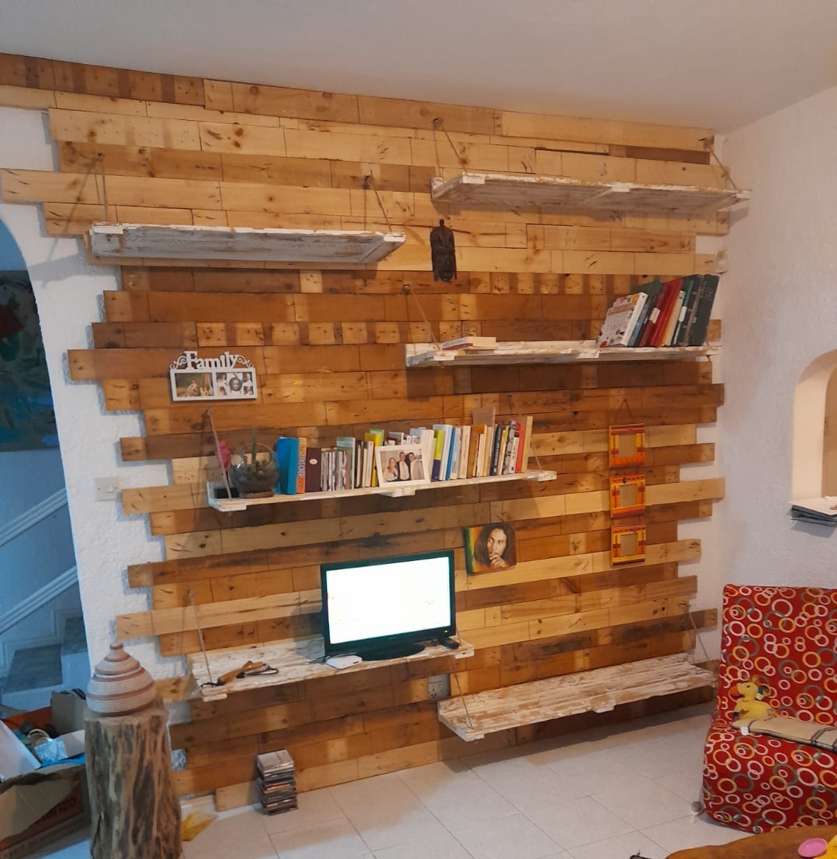 Mur en palettes et étagères - Rasta Chic