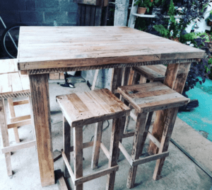 Lire la suite à propos de l’article Table haute et tabourets
