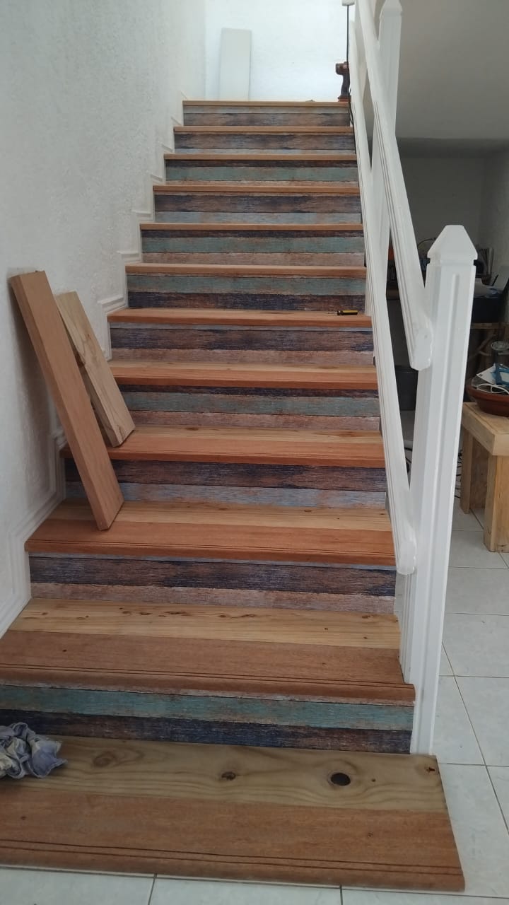 Escalier en bois de meranti et pin