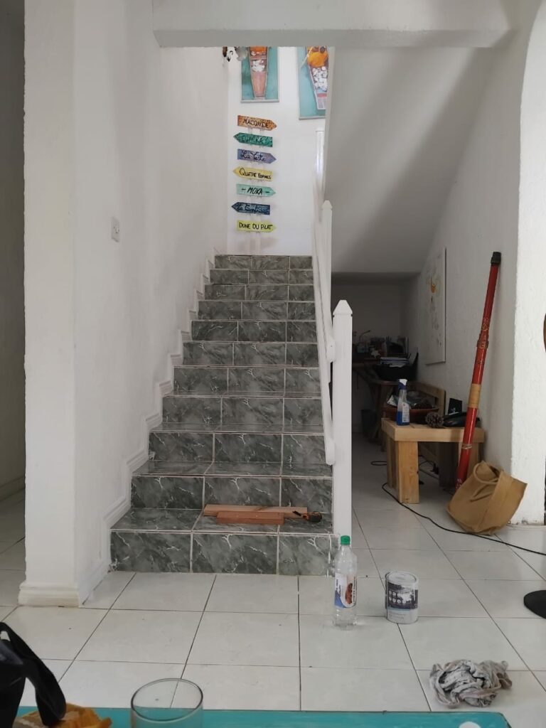 escalier moche avec carreaux
